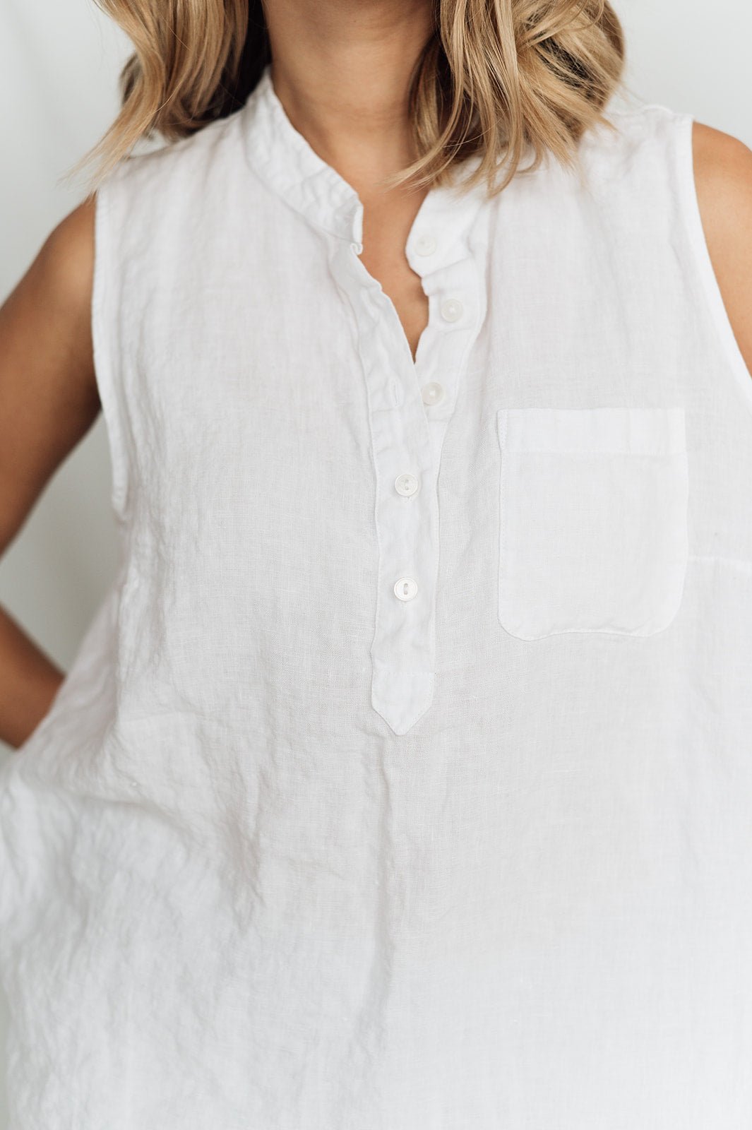 FREIDA sleeveless polo shirt white - MOO Linen Shop