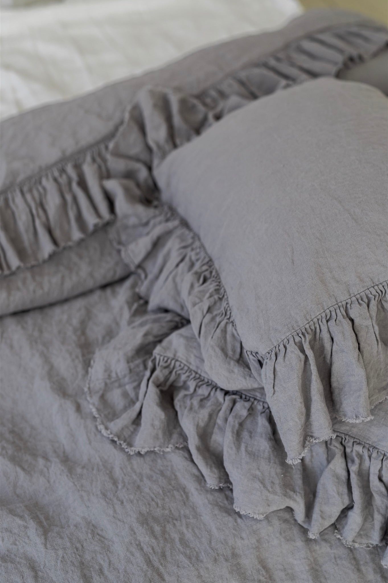 RAW EDGE ruffle pillowcase SET white - MOO Linen Shop